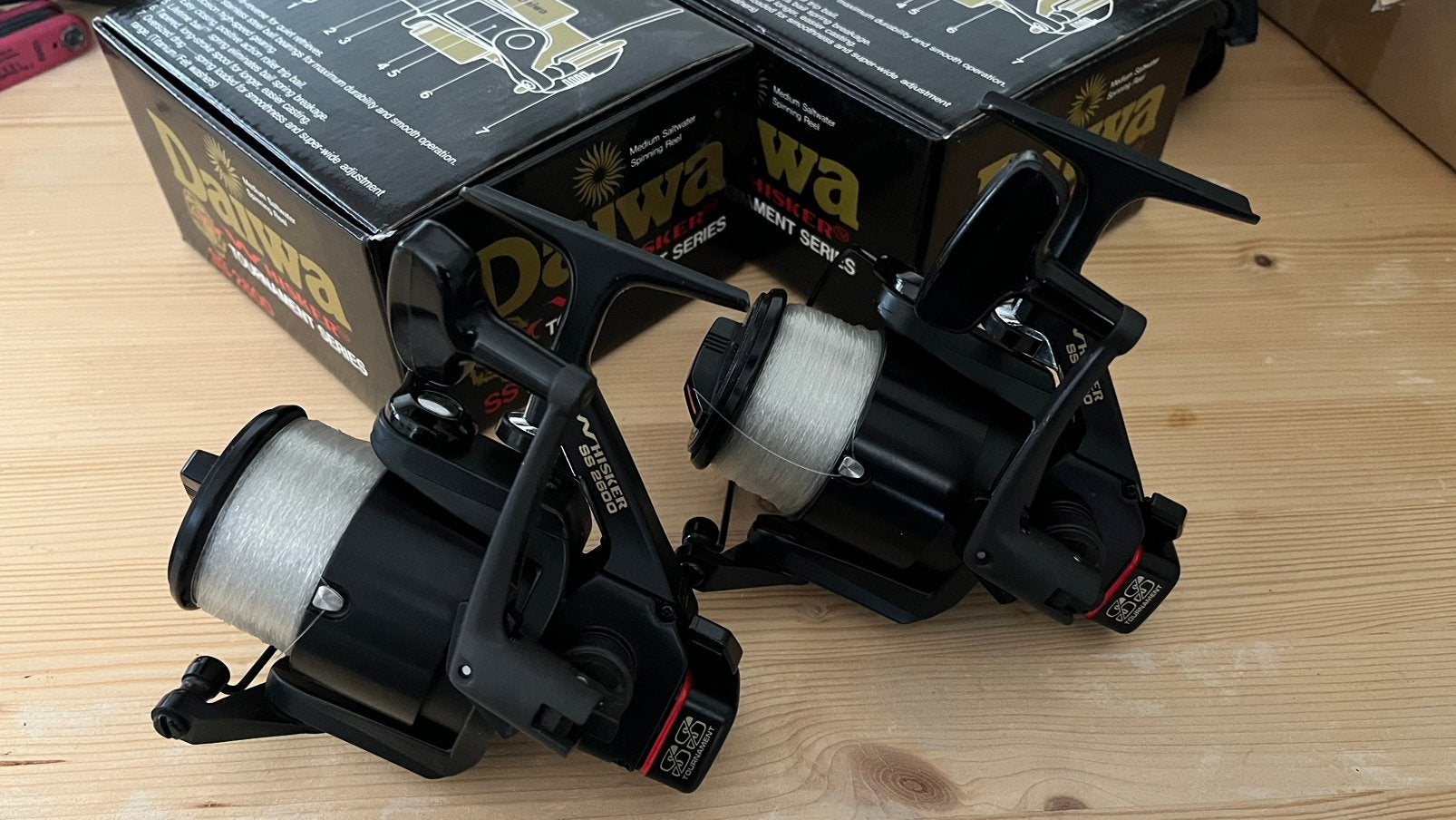 Daiwa Wiskher ss2600 tournament met Weston spoelen, Ophalen of Verzenden, Zo goed als nieuw, Molen