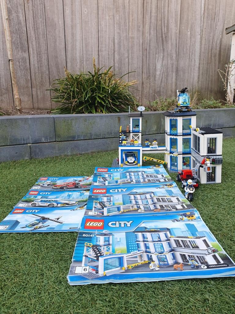 Lego City Politiebureau 60141, Kinderen en Baby's, Ophalen of Verzenden, Zo goed als nieuw, Complete set, Lego