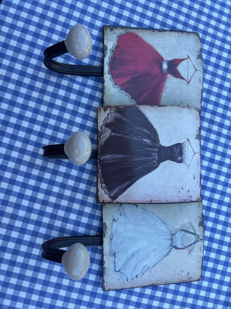 Brocante wandkapstokje met romantische jurken, Ophalen of Verzenden