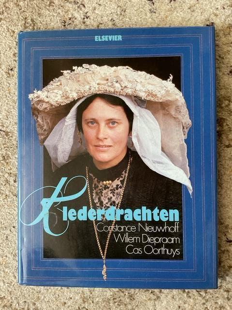 boek met de 13 klederdrachten in Nederland, Ophalen of Verzenden, Nieuw, Cas Oorthuys e.a.