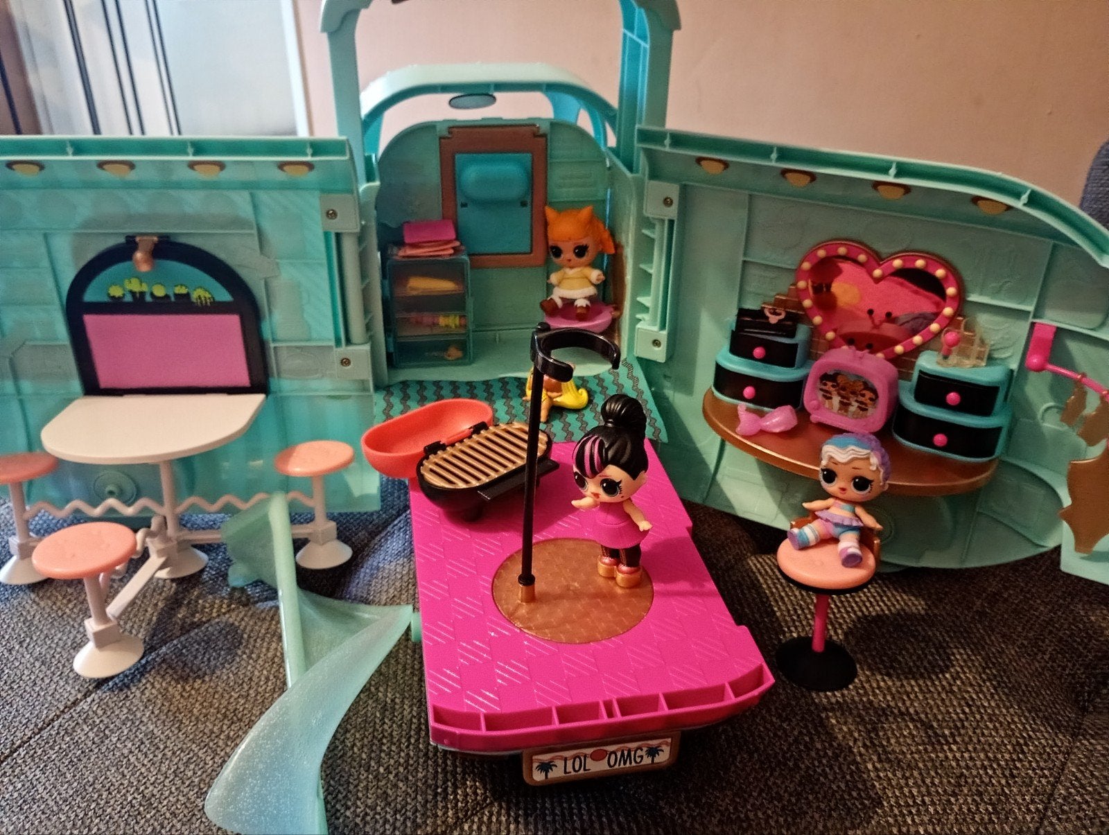 Foto 3 van L.O.L. Surprise! Glamper 2-in-1 Camper met poppen