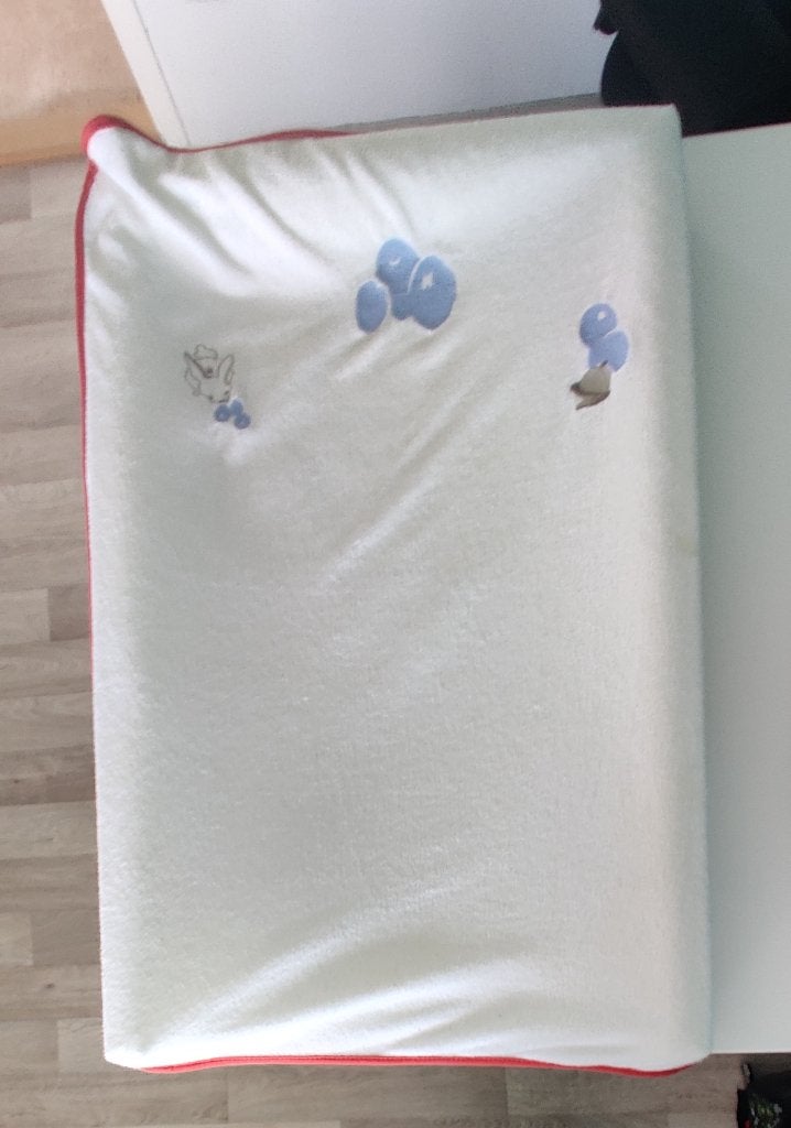 Foto 8 van Baby items-nursing pillow,changing mat,high chair, sterlizer