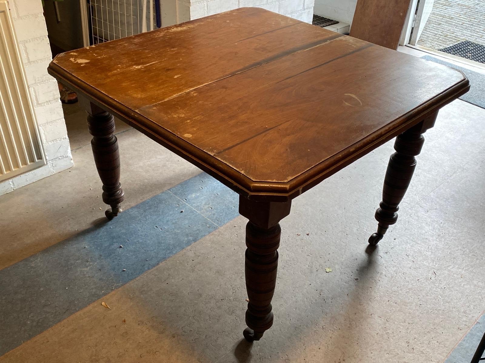 Antieke uitschuifbare notenhouten eettafel op wieltjes, Ophalen