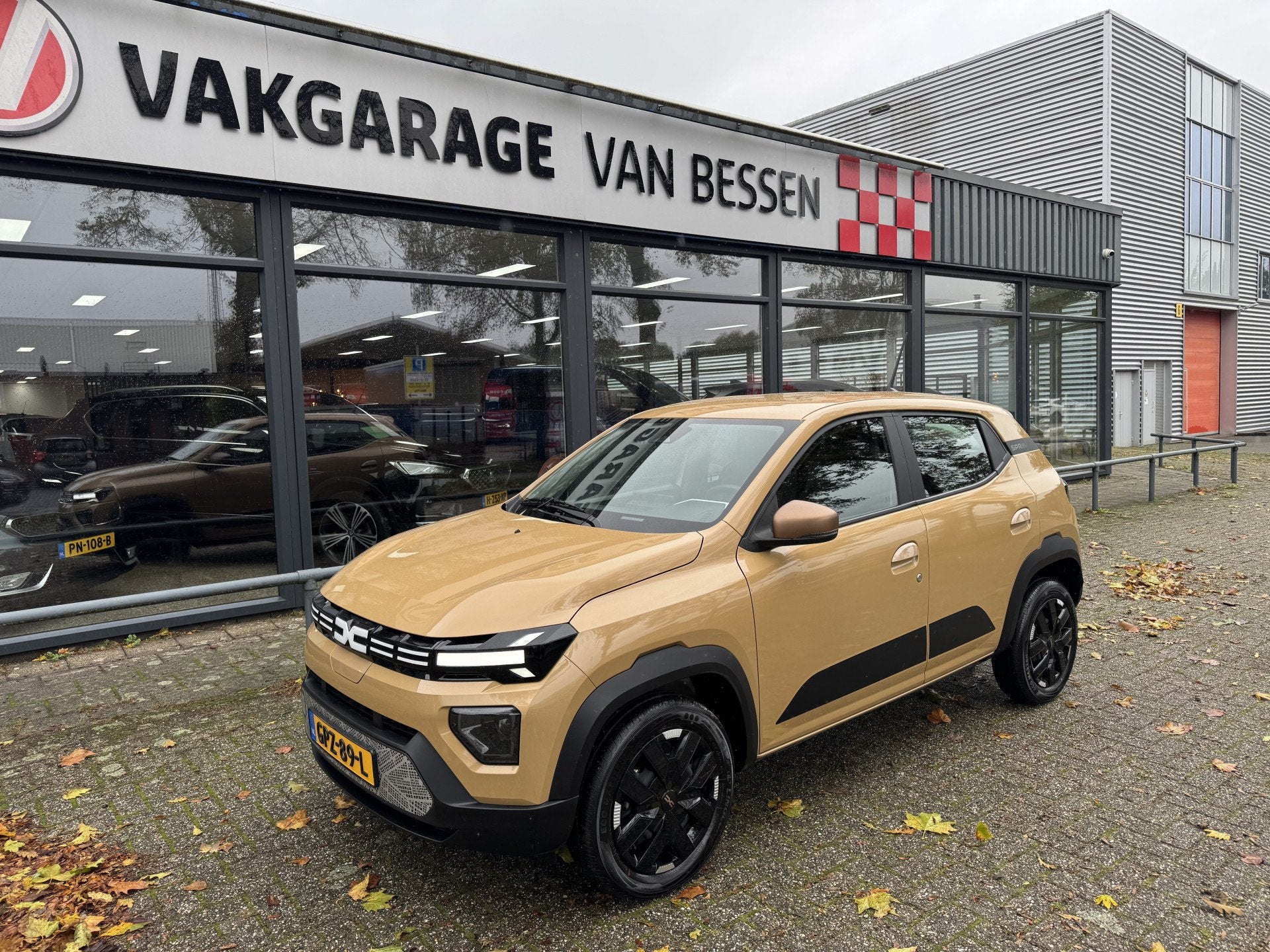 Dacia Spring Extreme 65 26.8 kWh CAMERA-CRUISE-AIRCO, Auto's, Gebruikt, Bruin, 4 stoelen, Leder en Stof