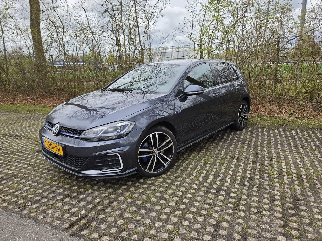 Volkswagen Golf 7.5 GTE 204pk DSG 2020 Blauw, Auto's, Volkswagen, Dealer onderhouden, Stof, Euro 6, 4 cilinders