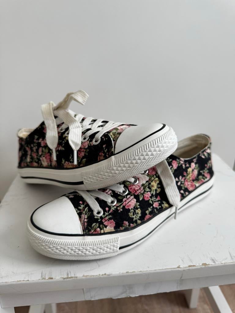 Bloemenprint sneakers maat 40, Ophalen of Verzenden, Gedragen, Zwart, Sneakers of Gympen