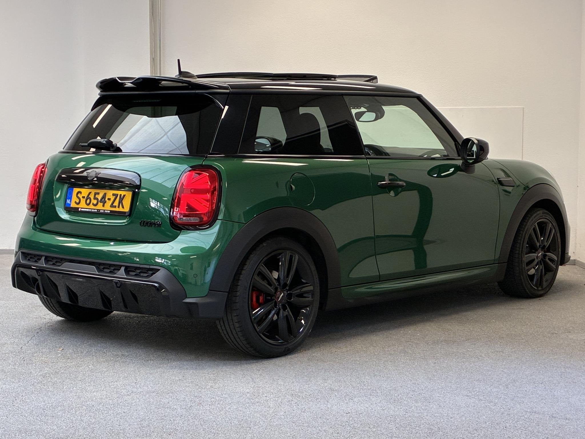 MINI Cooper 1.5 John Cooper Works | JCW | PANO | 1e EIG | CA, Auto's, Dealer onderhouden, 136 pk, Gebruikt, 4 stoelen