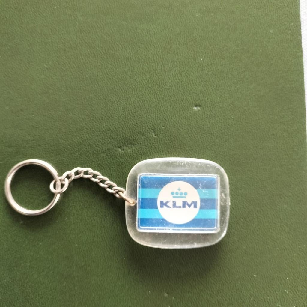 Vintage KLM sleutelhanger met vliegtuig en logo, Ophalen of Verzenden, Gebruikt, Transport