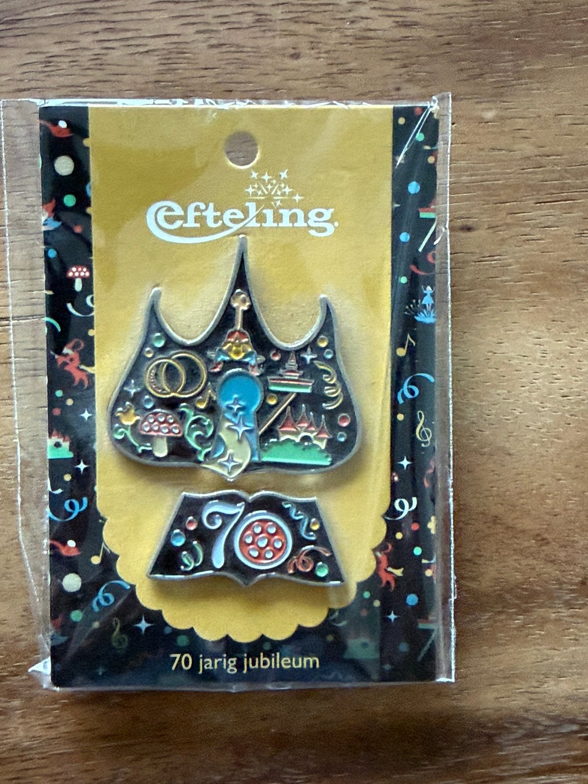 Efteling jubileum pin 70 jaar Efteling op kaartje, Verzamelen, Efteling, Ophalen of Verzenden, Zo goed als nieuw, Button of Speldje