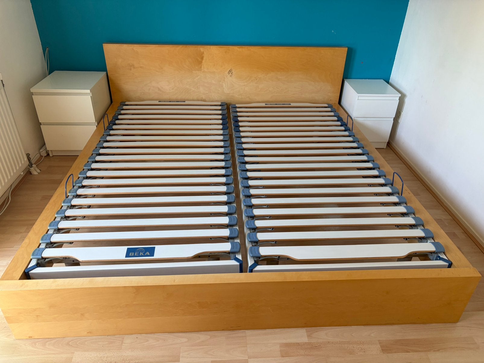 2 persoonsbed lattenbodems met ombouw en nachtkastjes, Huis en Inrichting, Slaapkamer | Bedden, Ophalen, Gebruikt, Tweepersoons