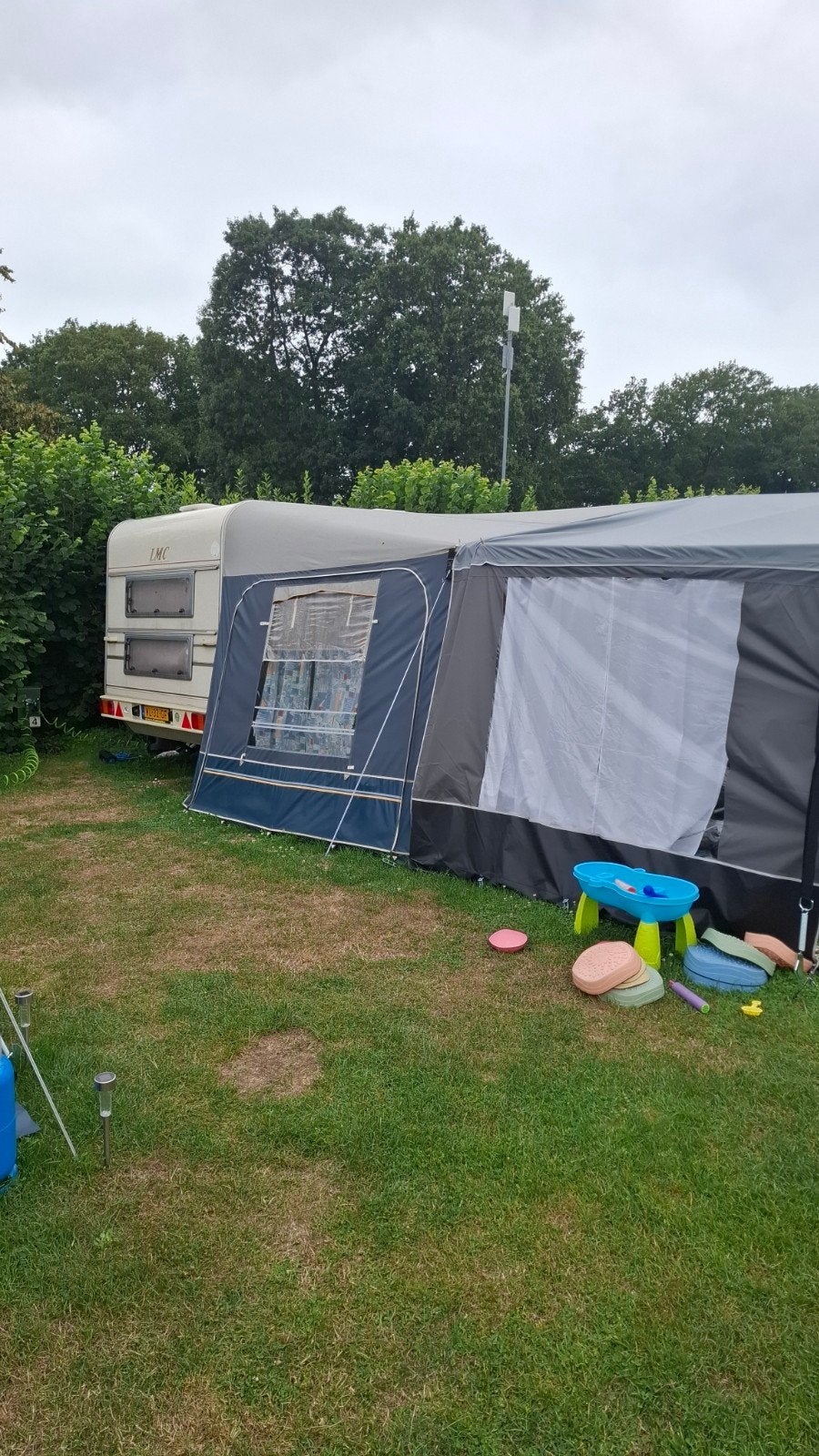 Ruime LMC caravan met voortent,stapelbed en dichte luifel, Caravans en Kamperen, Treinzit, 750 - 1000 kg, Particulier, Kachel