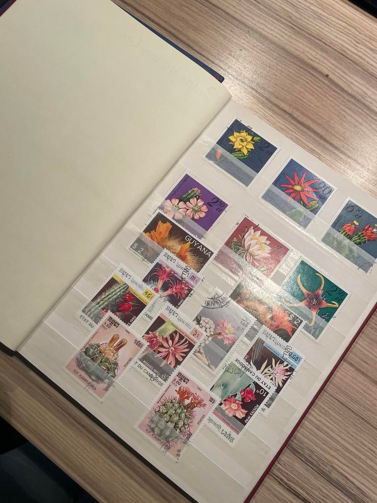 Postzegelalbum met diverse buitenlandse postzegels, Postzegels en Munten, Postzegels | Volle albums en Verzamelingen, Ophalen of Verzenden