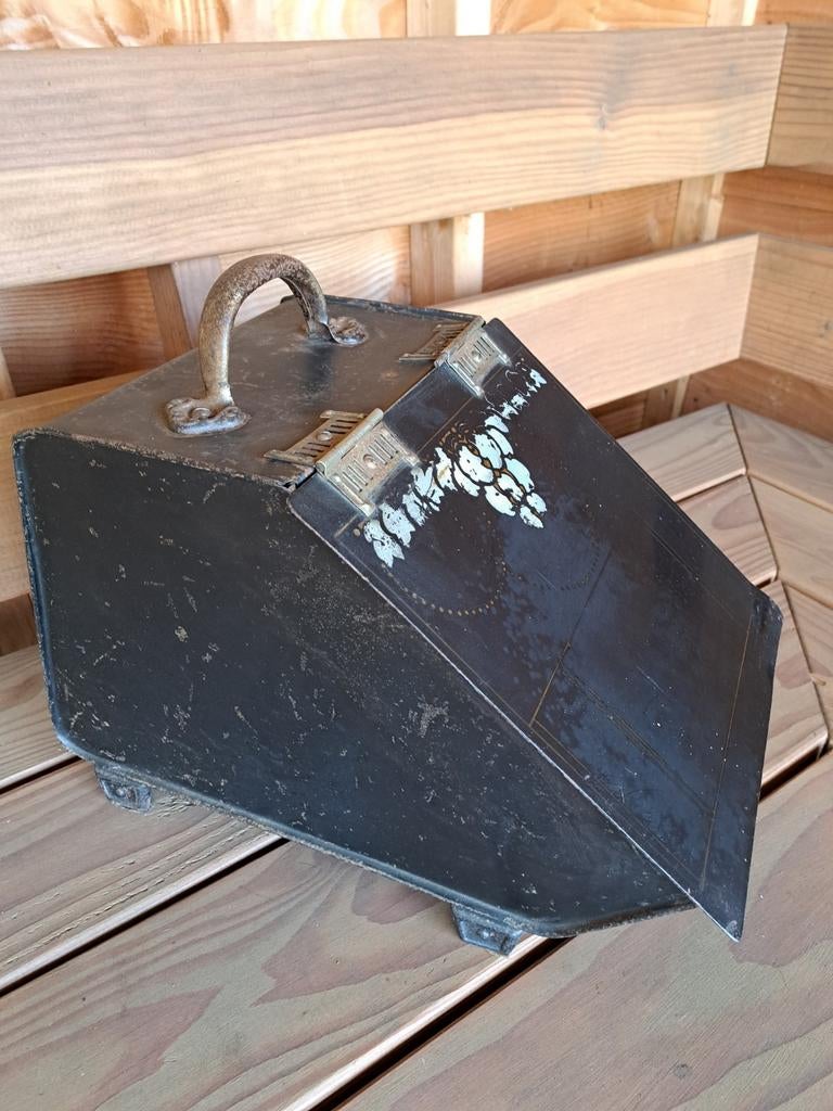 Oude zwarte kolen"kit" van metaal, Antiek en Kunst, Curiosa en Brocante, Ophalen