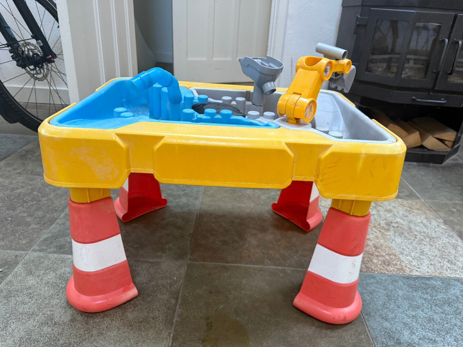 Zand water tafel bouwplaats, Ophalen, Zo goed als nieuw