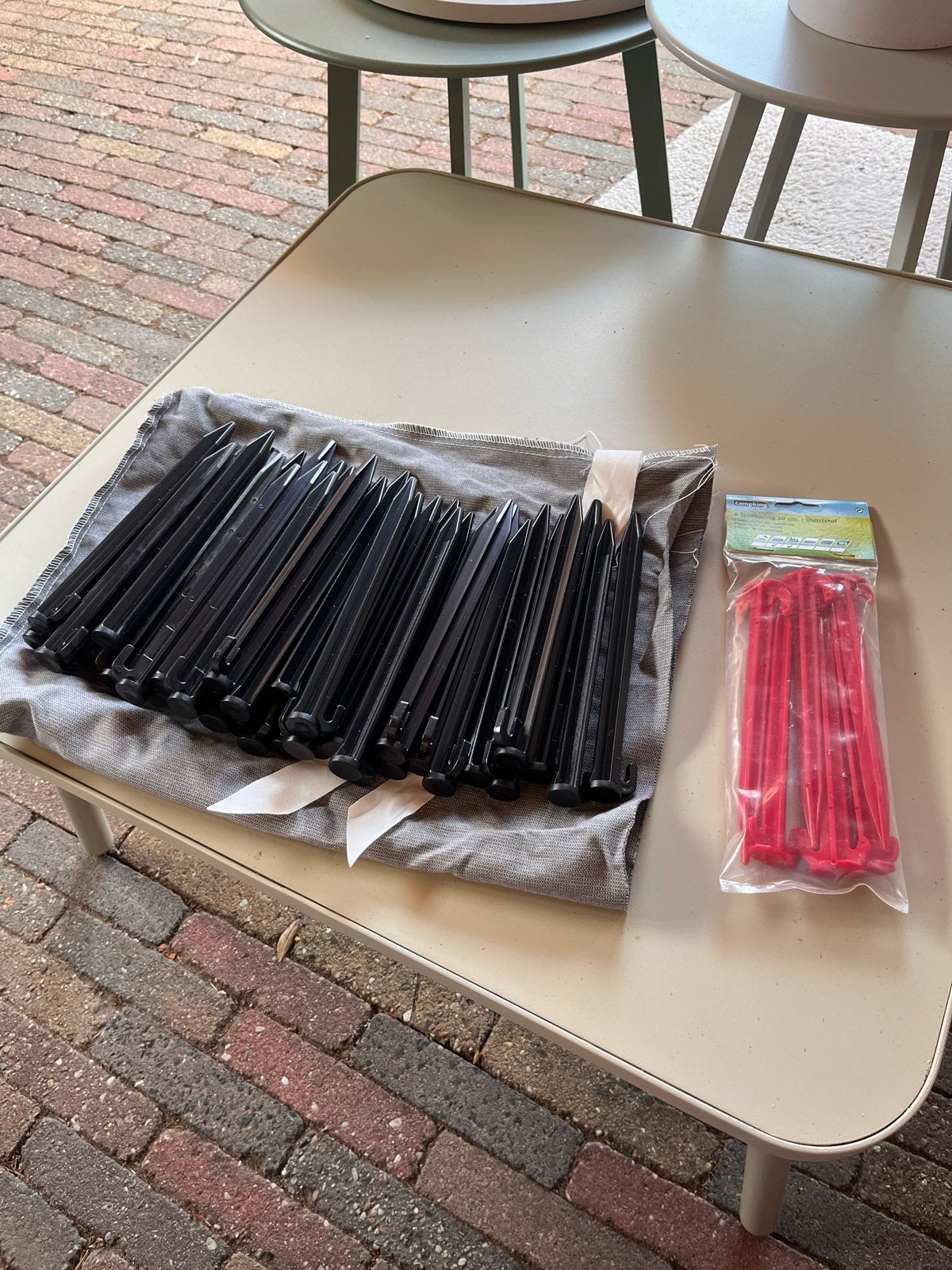Nieuwe tentharingen: 38 zwarte (22cm) en 6 rode (20cm), Caravans en Kamperen, Tentaccessoires, Ophalen, Nieuw