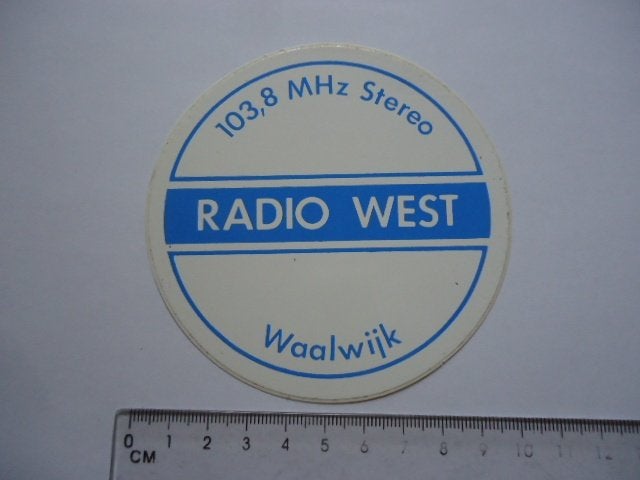 sticker oud PIRAAT Radio WEST Waalwijk zender amatuer retro, Verzenden, Zo goed als nieuw, Bedrijf of Vereniging