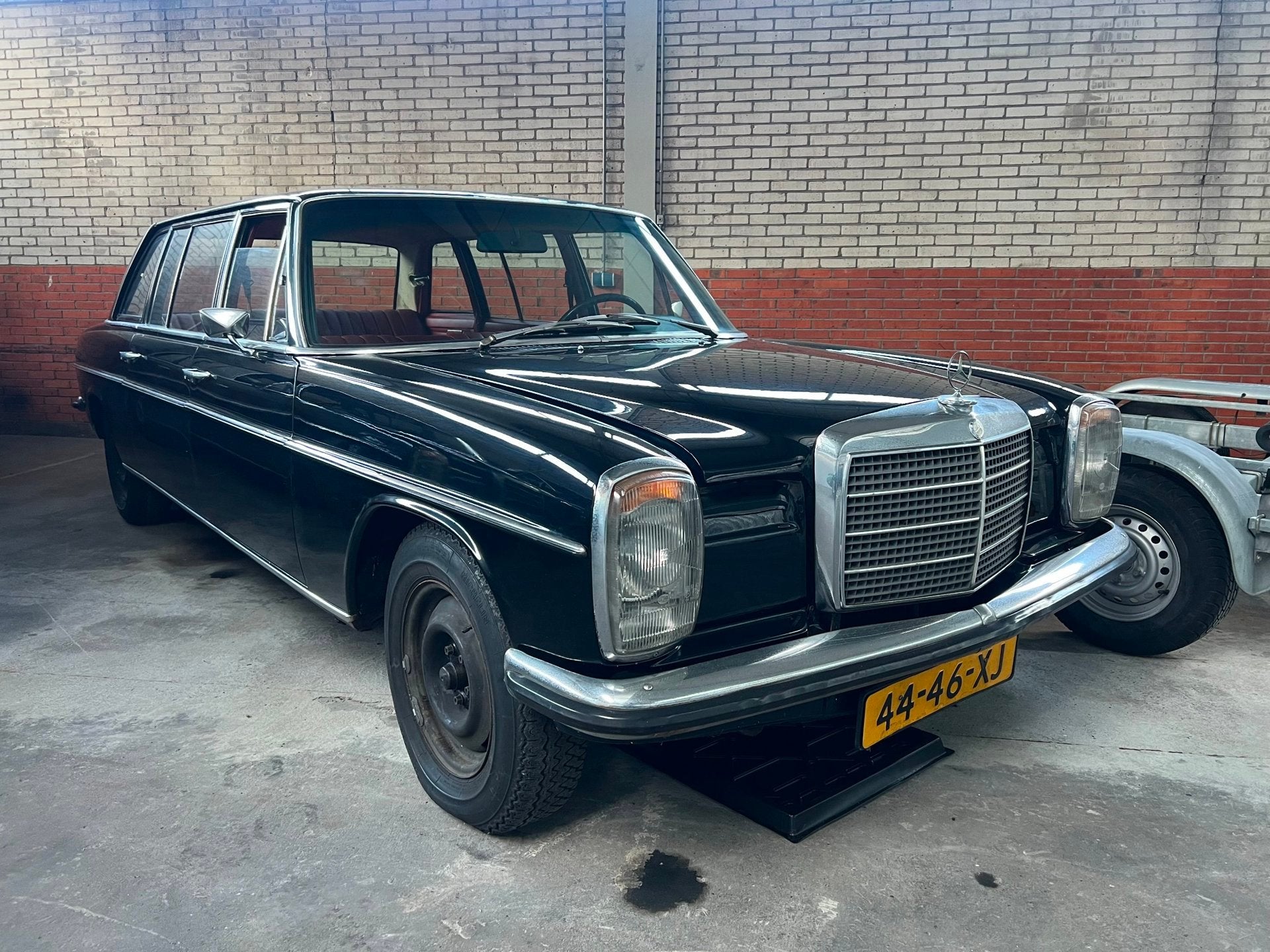 zMercedes-Benz 220D Pullman (long) W115 | ''15inch velgen 22, Achterwielaandrijving, Gebruikt, 60 pk, Zwart