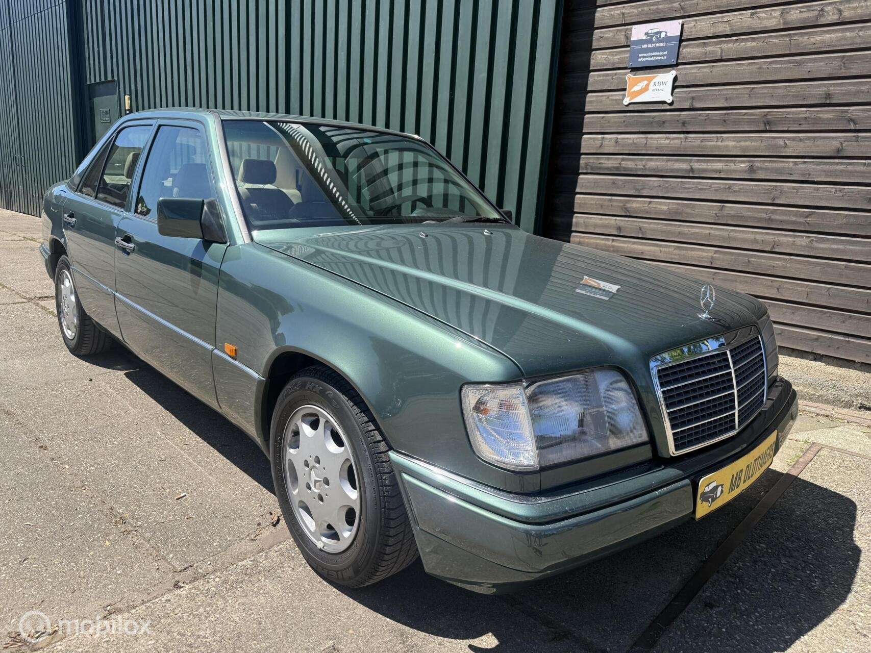 Mercedes-Benz E 220 W124 Collection (563/1000), Auto's, Automaat, Achterwielaandrijving, Beige, 2199 cc