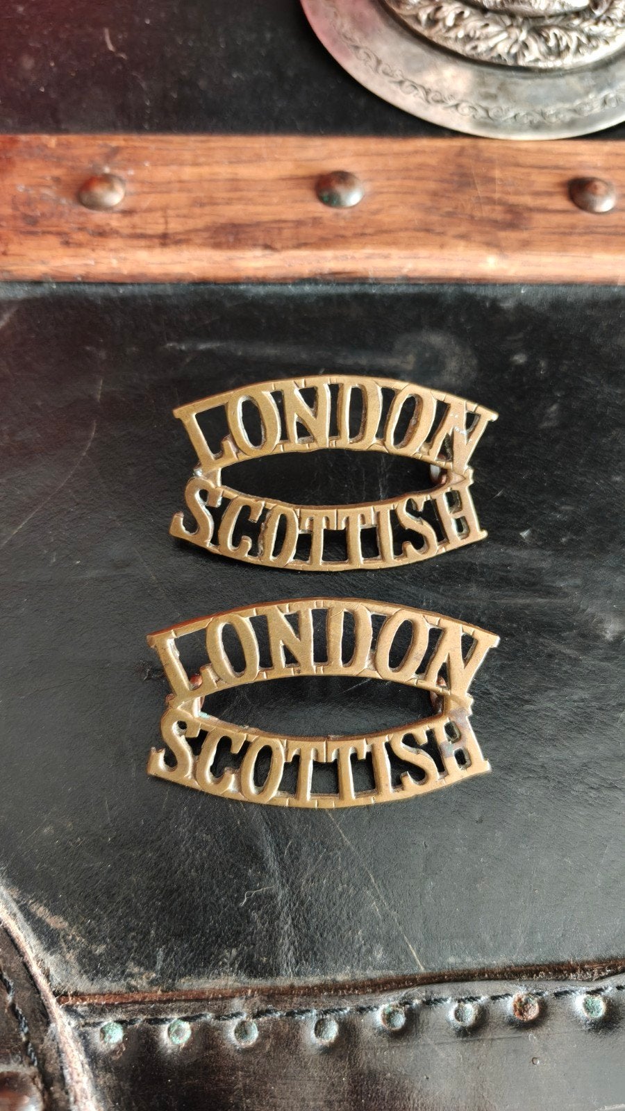 Mooie originele WW2 London Scottish shoulder-titles., Ophalen of Verzenden, Landmacht, Engeland, Embleem of Badge