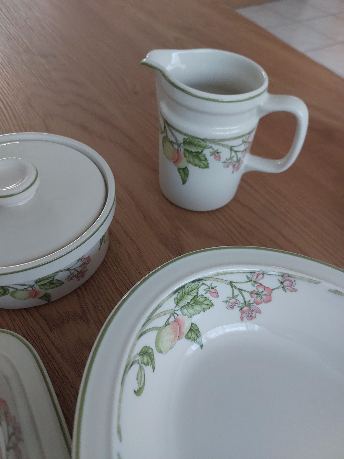 Wedgwood Wild Apple serviesonderdelen, Klassiek, Ophalen of Verzenden, Zo goed als nieuw, Wedgwood