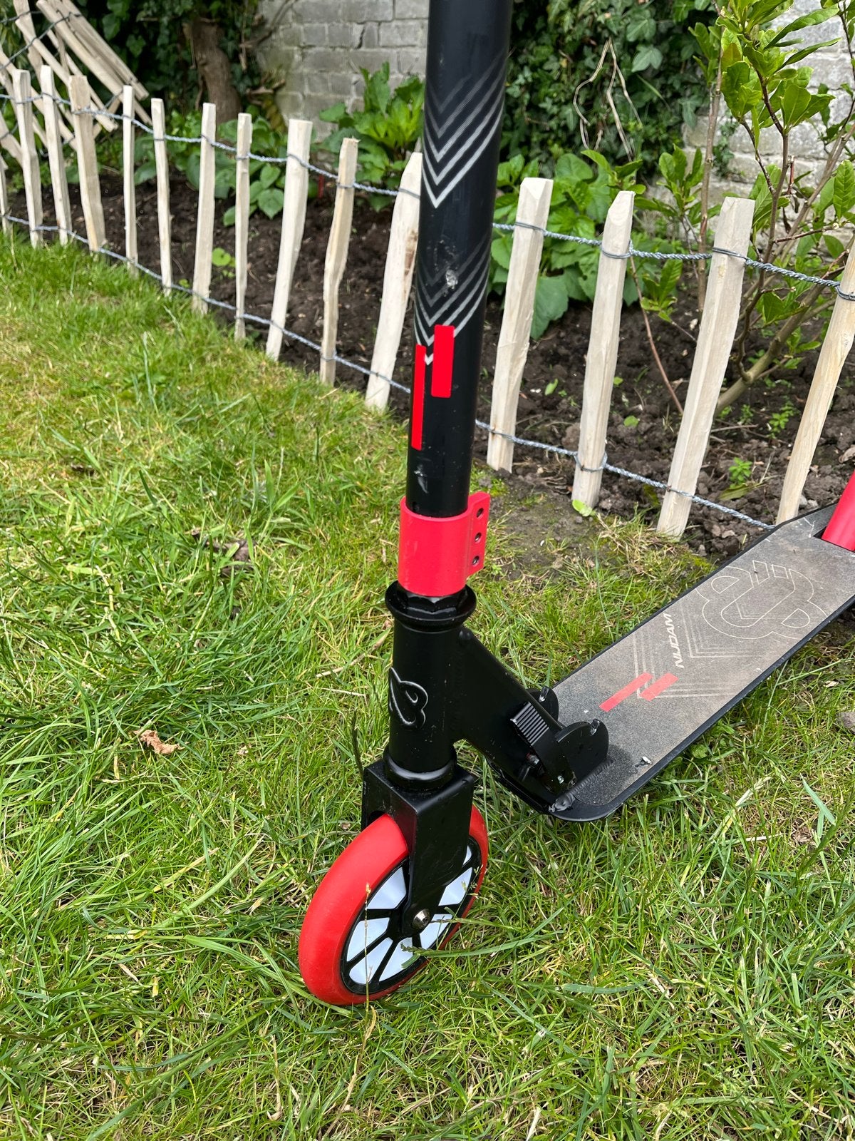 Nijdam Vouwstep 145 mm - Dark Arrow - Zwart/Rood, Fietsen en Brommers, Steps, Ophalen, Gebruikt, Gewone step