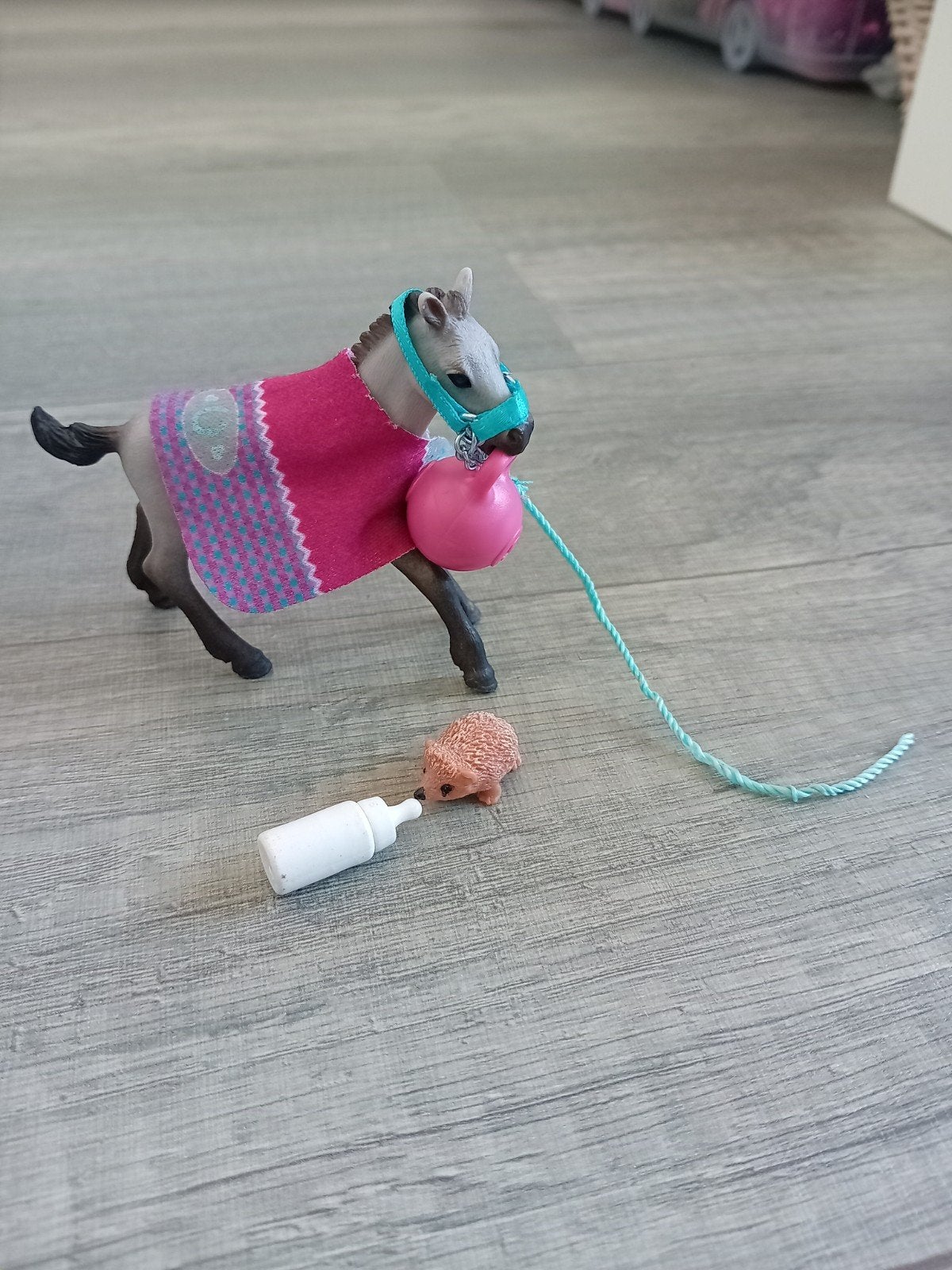 Schleich 42534 Paard met deken en egel, Ophalen of Verzenden, Zo goed als nieuw