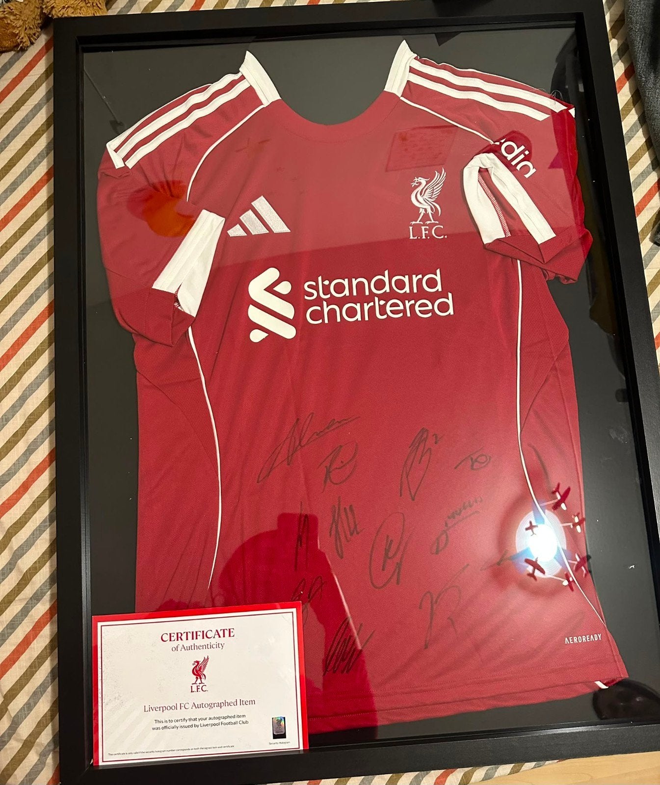 Gesigneerd Liverpool FC Thuisshirt - Ingelijst met COA, Verzamelen, Ophalen, Zo goed als nieuw, Shirt