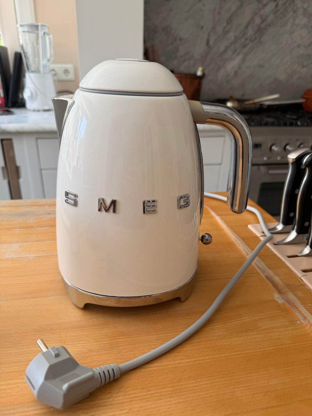 Smeg waterkoker wit (lekt, maar werkt gratis af te halen), 1 tot 2 liter, Verzenden, Niet werkend, Draadloos