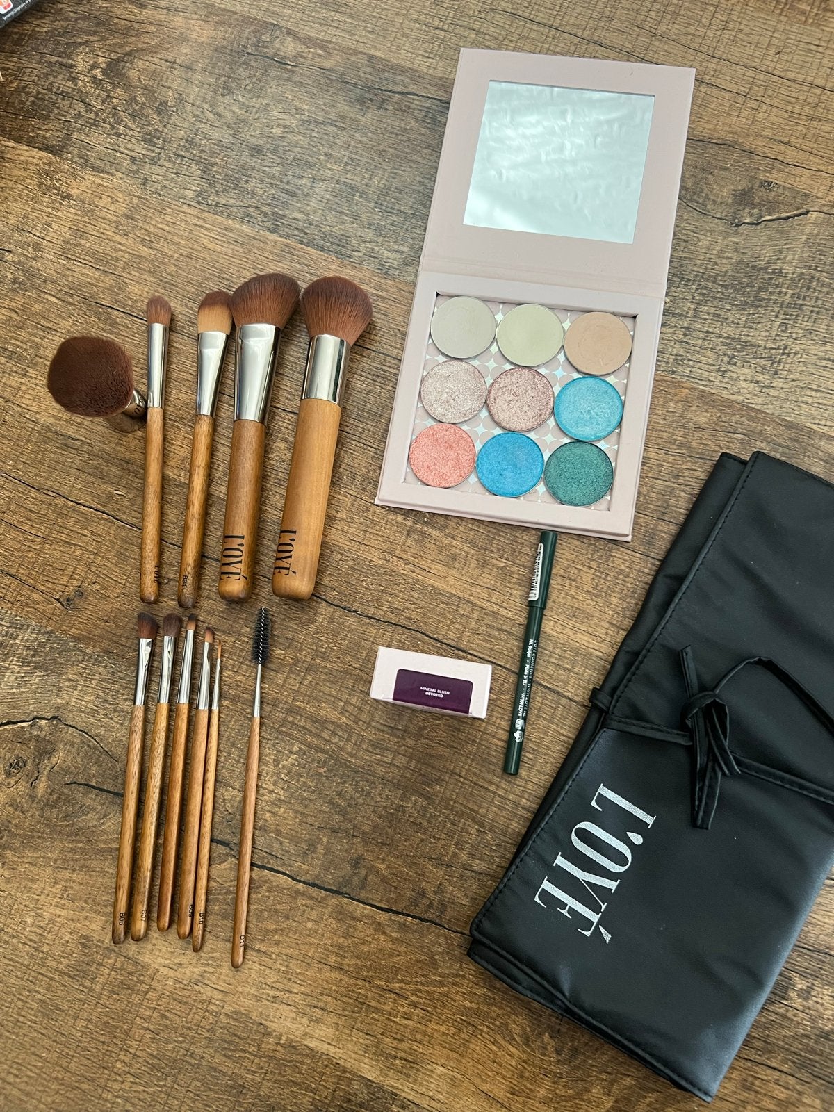 L'oye make-up set met kwasten, etui, blush en oogschaduw, Ophalen, Overige kleuren, Gehele gezicht, Zo goed als nieuw