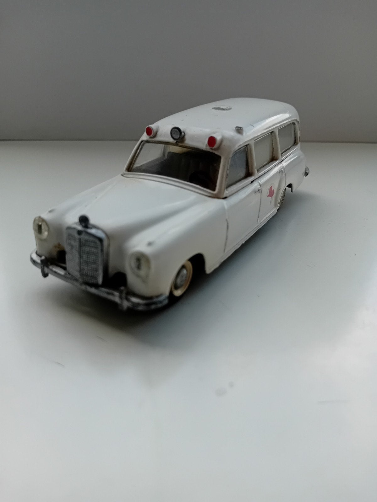 Tekno Denmark Mercedes 220 S Ambulance., Ophalen of Verzenden, Zo goed als nieuw, Auto, Overige merken