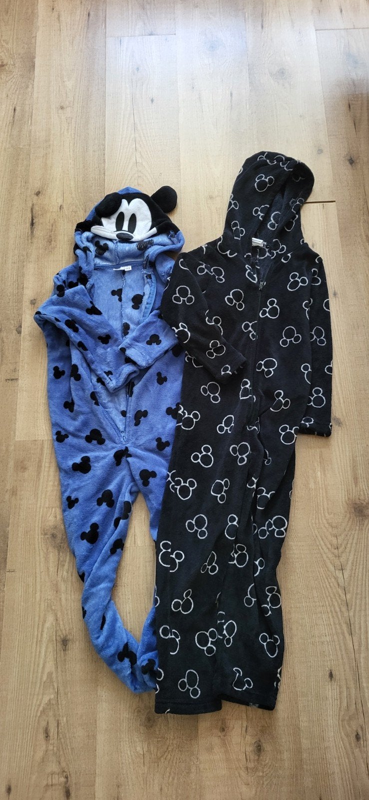 2x Onesie Mickey Mouse - Maat 122/128, Disney, Nacht- of Onderkleding, Gebruikt, Jongen of Meisje