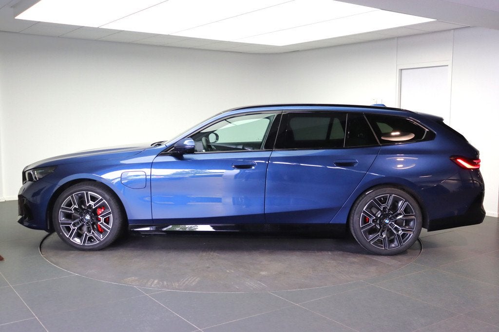 BMW 5 Serie Touring 550e xDrive M Sport Automaat / Trekhaak, Auto's, BMW, Gebruikt, Zwart, Blauw, Hybride Elektrisch/Benzine