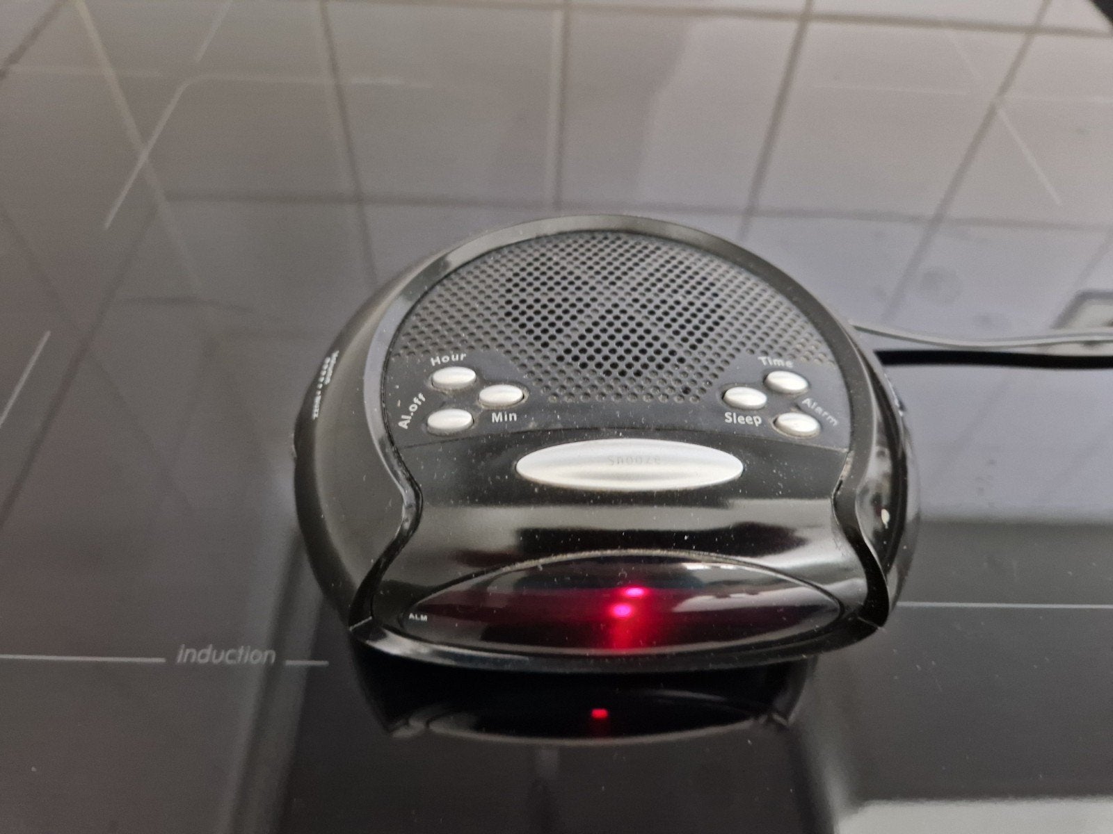 Compacte digitale wekkerradio met rood display, Ophalen of Verzenden, Zo goed als nieuw, Digitaal