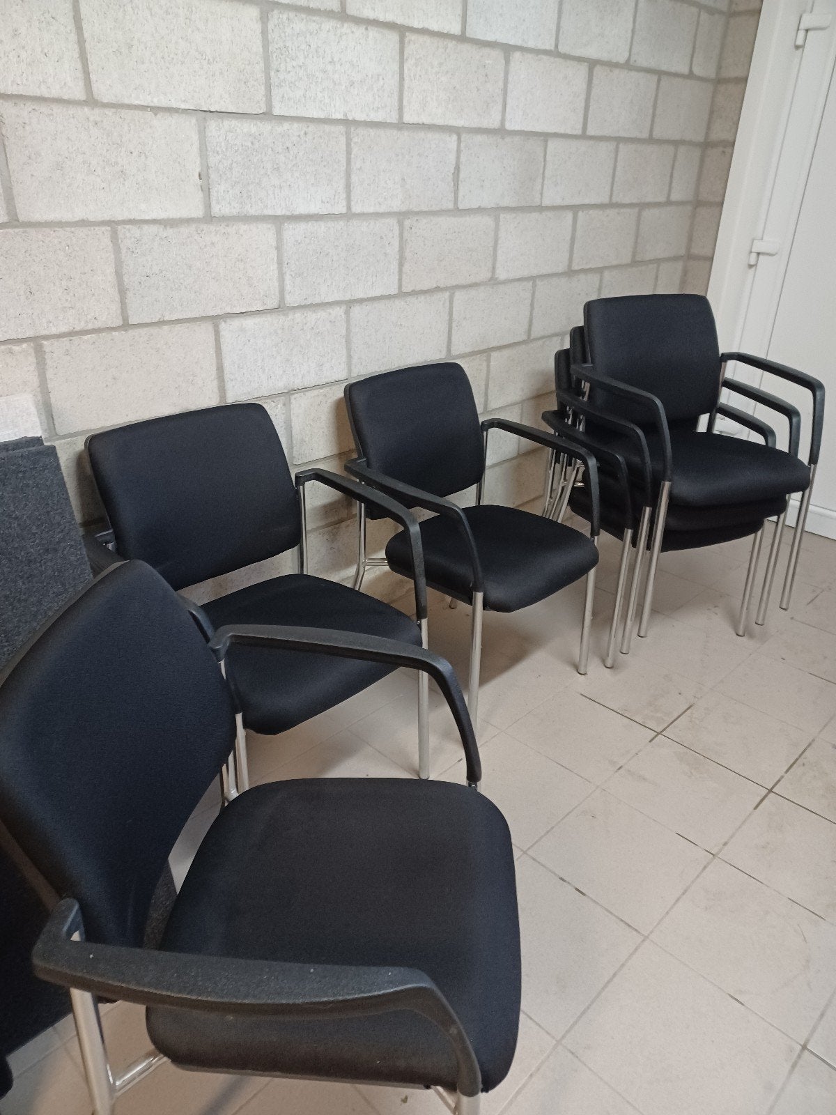 Zwarte stapelbare stoelen met armleuningen, Ophalen, Zwart, Metaal, Vijf, Zes of meer stoelen