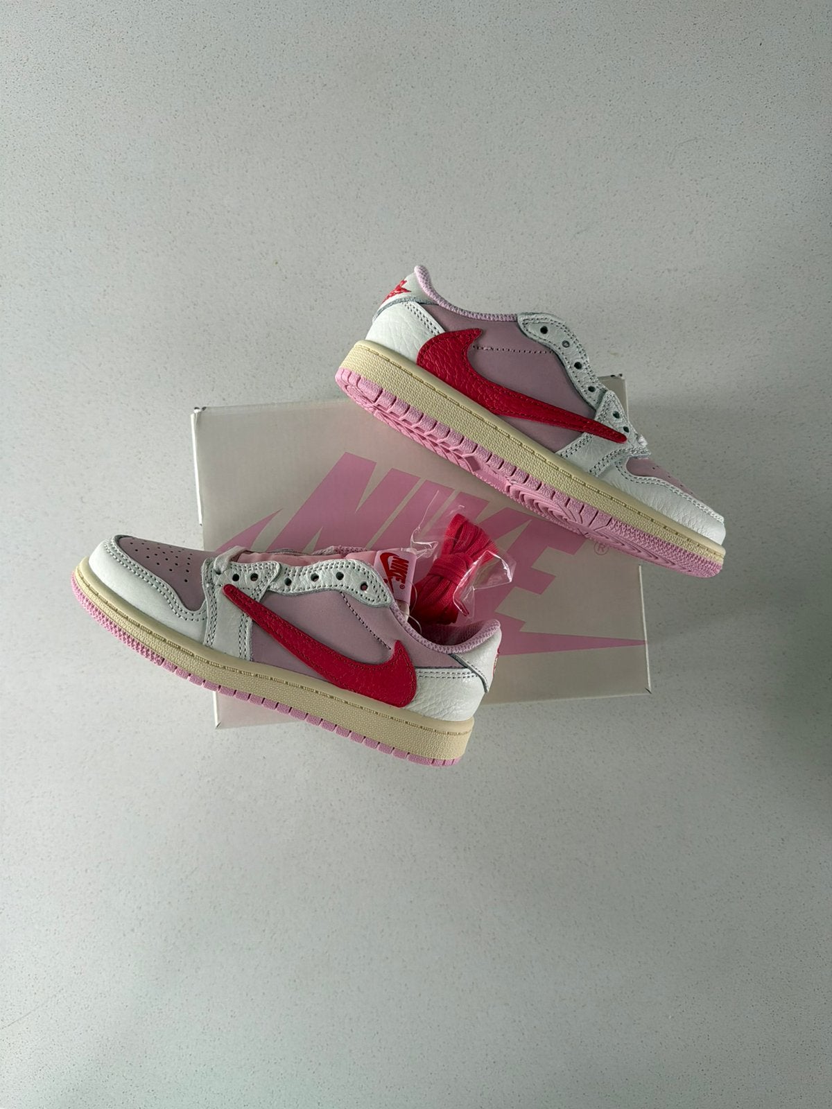Nike x Travis Scott Jordan 1 tropical sail pink 29,5, Kinderen en Baby's, Jongen of Meisje, Schoenen, Nieuw, Ophalen of Verzenden