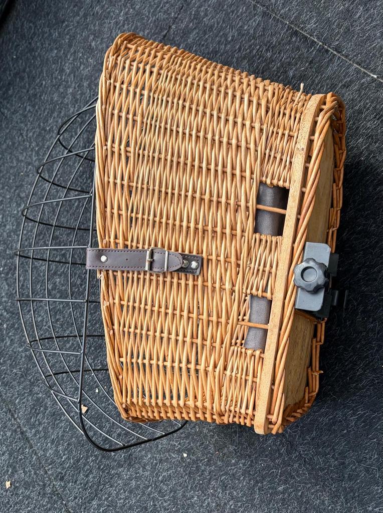 Rotan fietsmand met metalen kooi voor huisdier, Ophalen of Verzenden, Zo goed als nieuw, Fietsmand, Stuurbevestiging