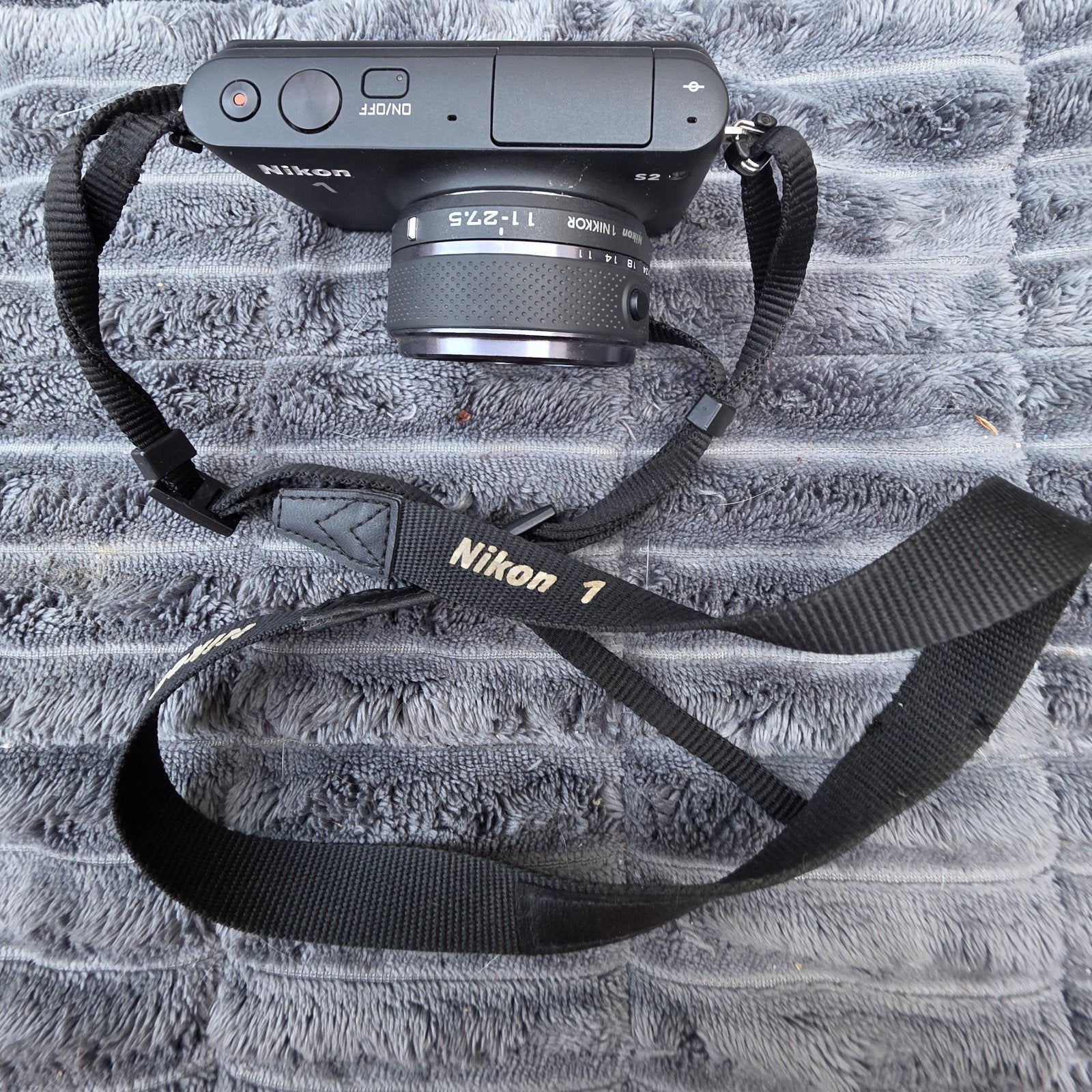 Nikon 1 S2 Systeemcamera met 2 lenzen en tas, Audio, Tv en Foto, Fotocamera's Digitaal, Ophalen of Verzenden, Zo goed als nieuw