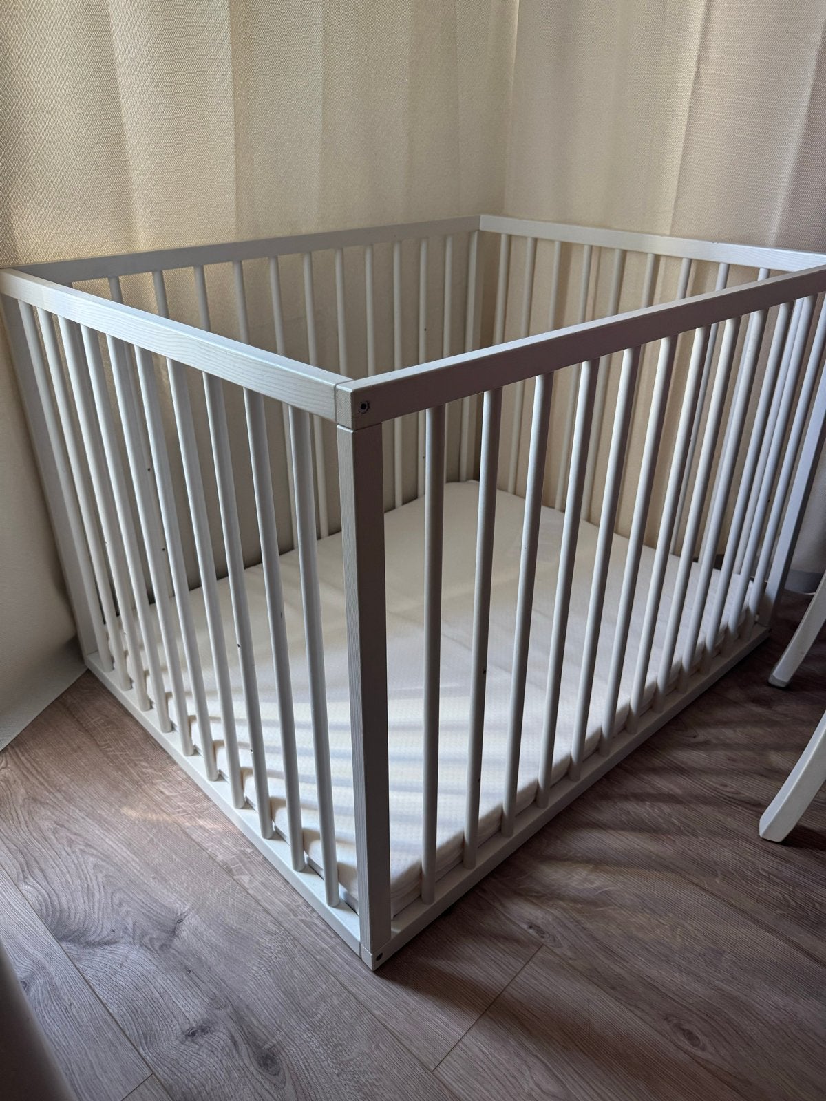 Witte vierkante box op wielen met matras, Ophalen, Gebruikt, Vierkant