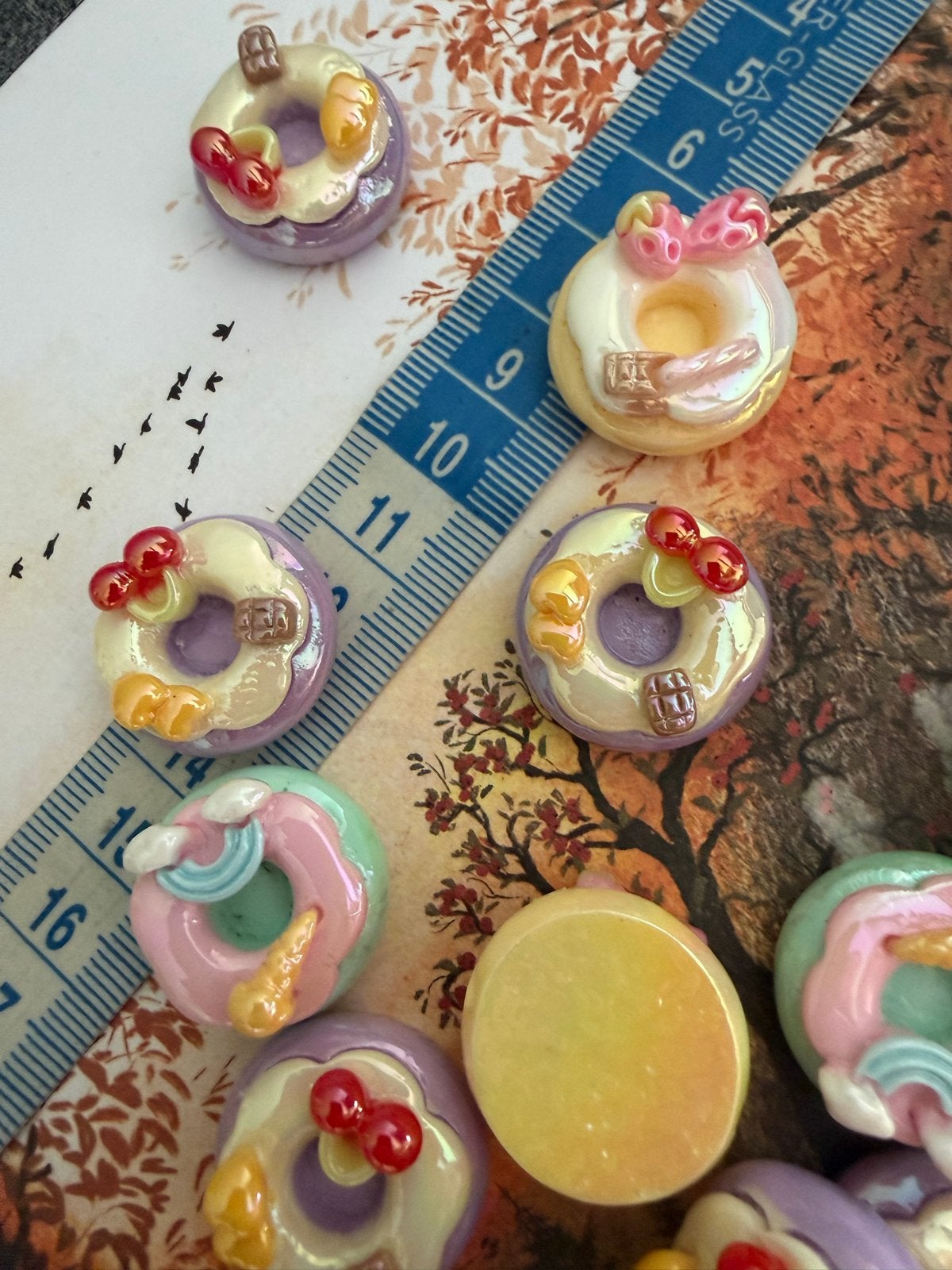 25 stuks leuke kralen in gebaksvorm, Ophalen of Verzenden, Kraal