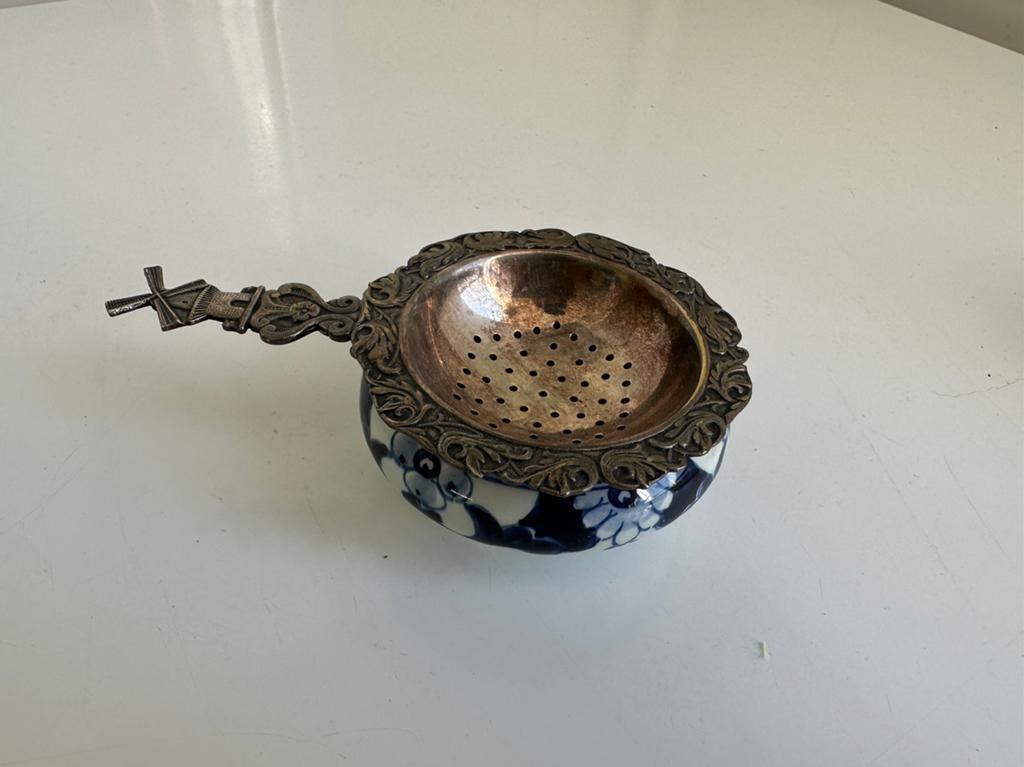 delfsblauw met verzilverd theezeefje, Antiek en Kunst, Ophalen of Verzenden