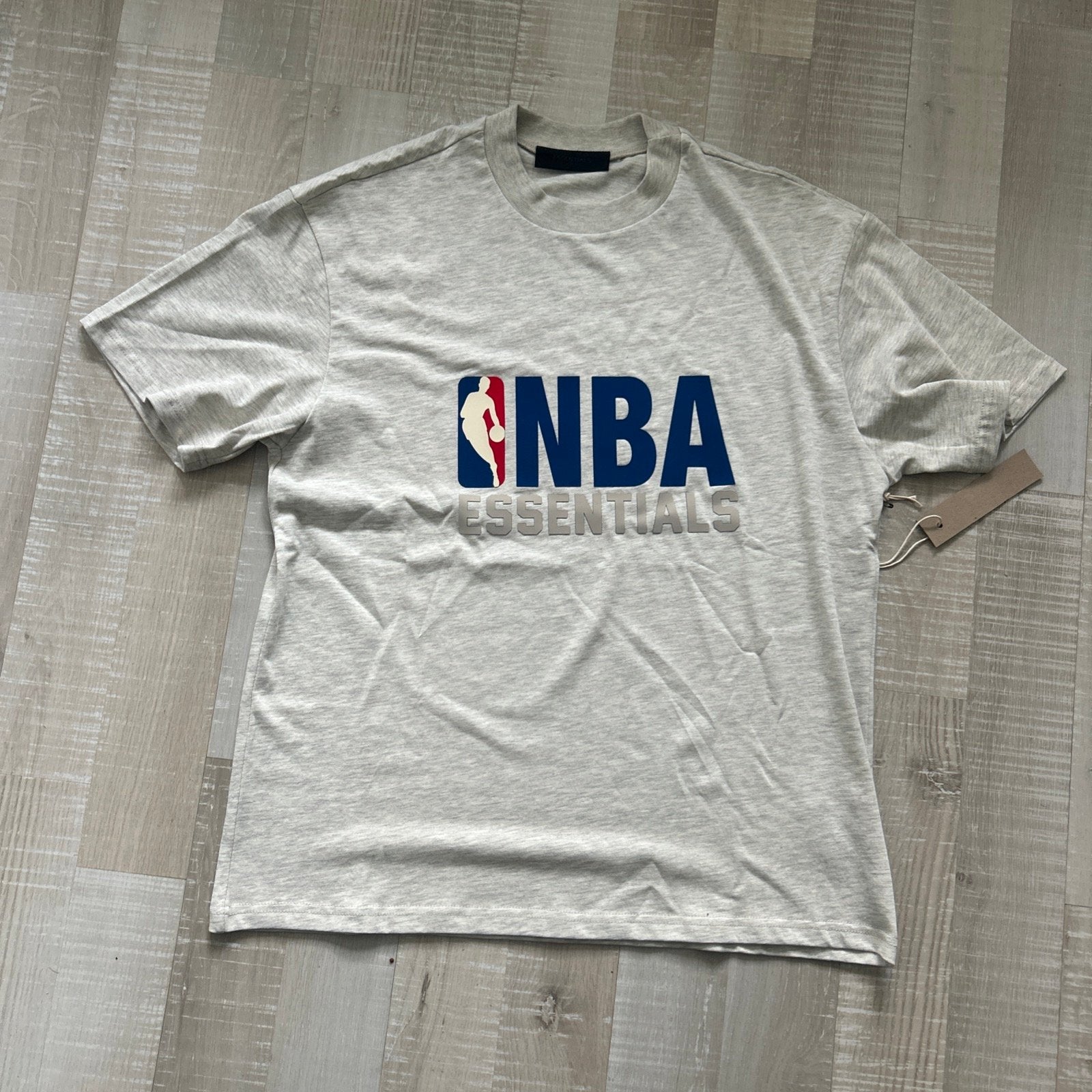 Fear of God Essentials x NBA T-shirt, Kleding | Heren, Ophalen of Verzenden, Nieuw, Maat 48/50 (M), Grijs