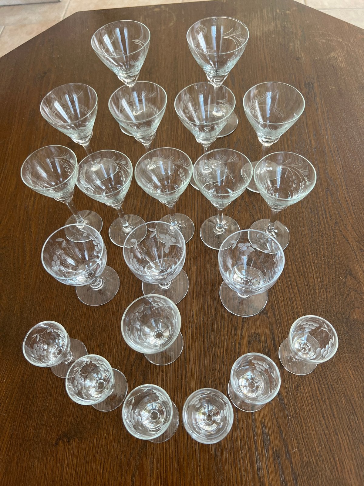 Set van 21 kristallen glazen met druiventrossen., Verzamelen, Glas en Borrelglaasjes, Ophalen, Zo goed als nieuw, Overige typen
