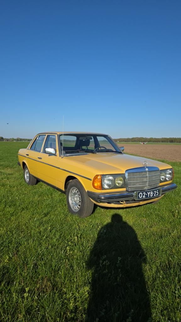 Mercedes-Benz 200-Serie AUT 1976 Geel wegenbelasting vrij, Auto's, Automaat, 4 cilinders, Geel, Diesel