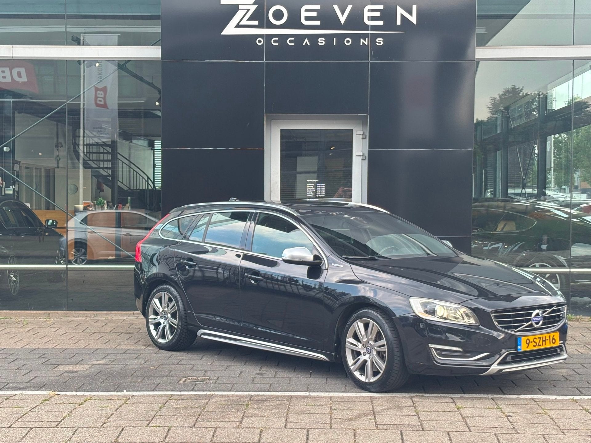 Volvo V60 2.4 D6 AWD Plug-In Hybrid Summum, Auto's, Automaat, Automatische klimaatregeling, Zwart, Vierwielaandrijving