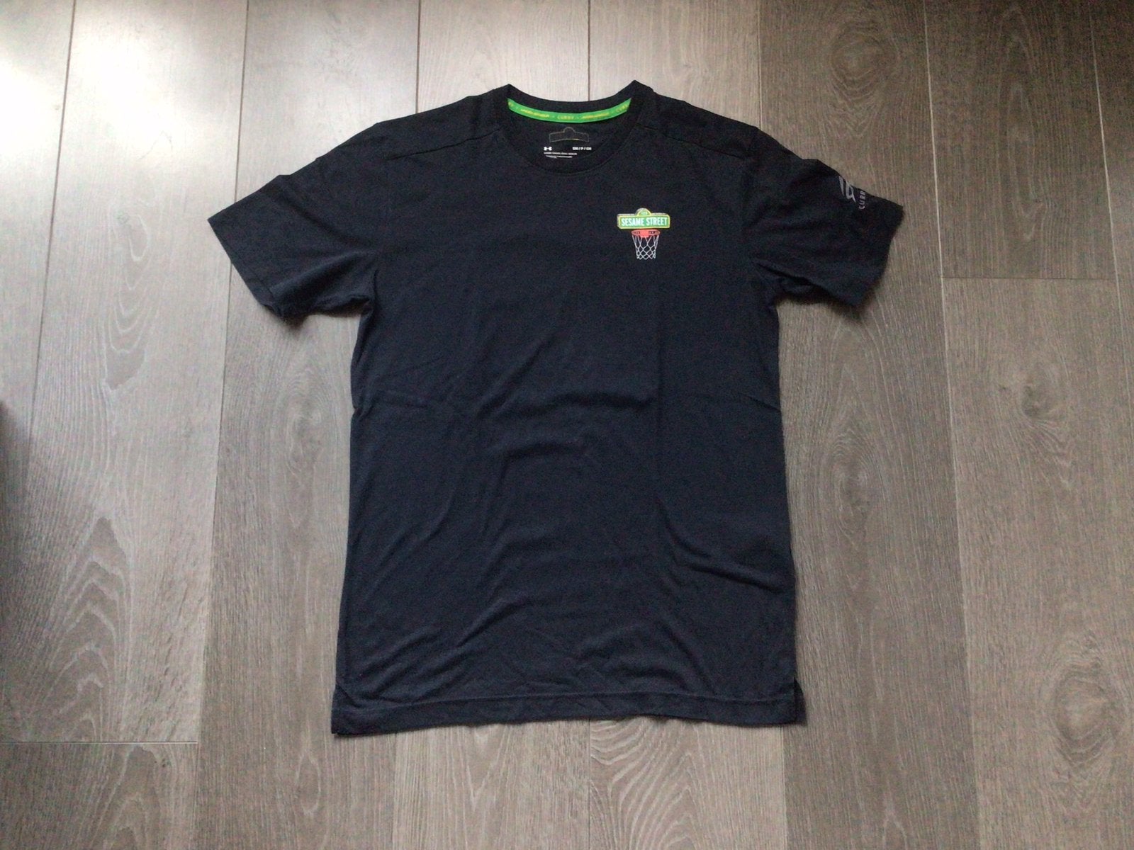 Zwart T-shirt. Under Armour. Curry / Sesame Street., Ophalen of Verzenden, Gedragen, Maat 46 (S) of kleiner, Zwart