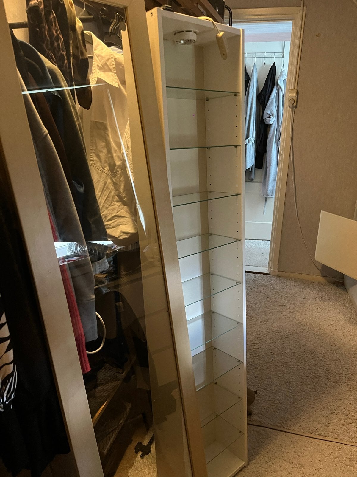 Witte vitrinekast met glazen planken en verlichting, Huis en Inrichting, Kasten | Vitrinekasten, Ophalen, Met plank(en), Minder dan 50 cm