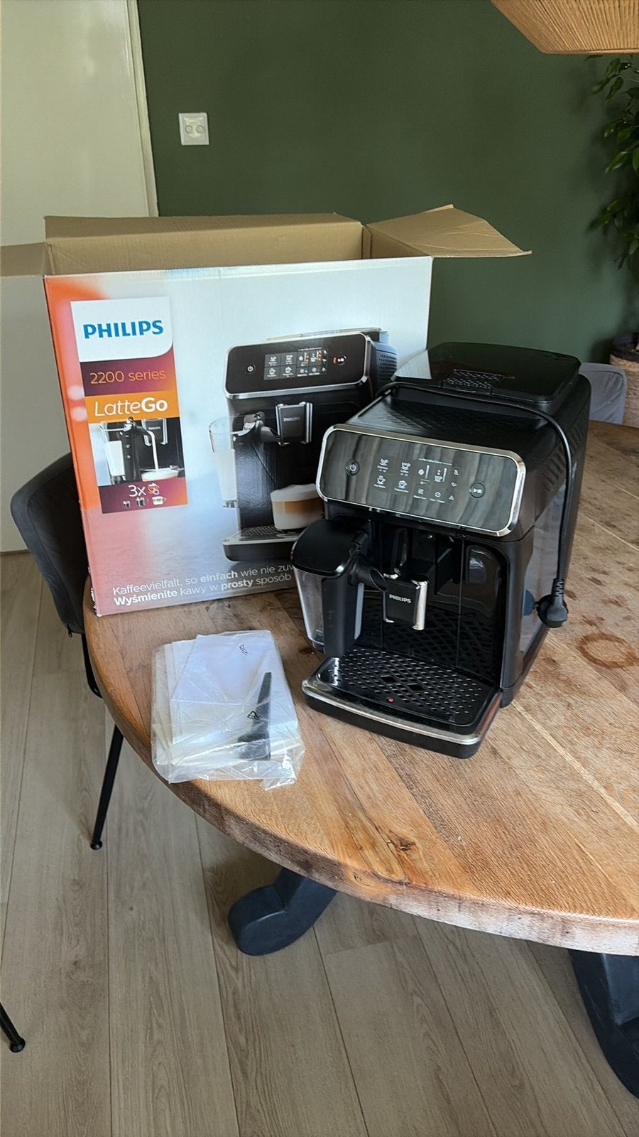 Nette Philips 2200 latte go koffiemachine met doos, Ophalen, Koffiemachine, Zo goed als nieuw, 2 tot 4 kopjes