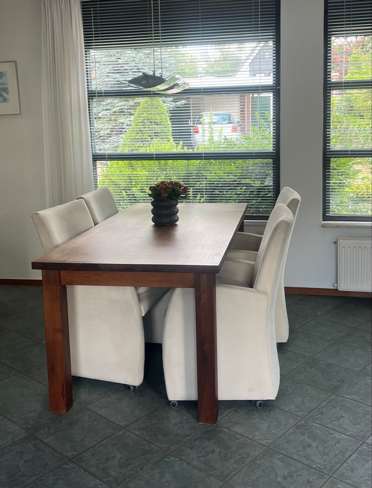 Nette houten eettafel met 4 crèmekleurige stoelen, Ophalen, Gebruikt, 50 tot 100 cm, 150 tot 200 cm