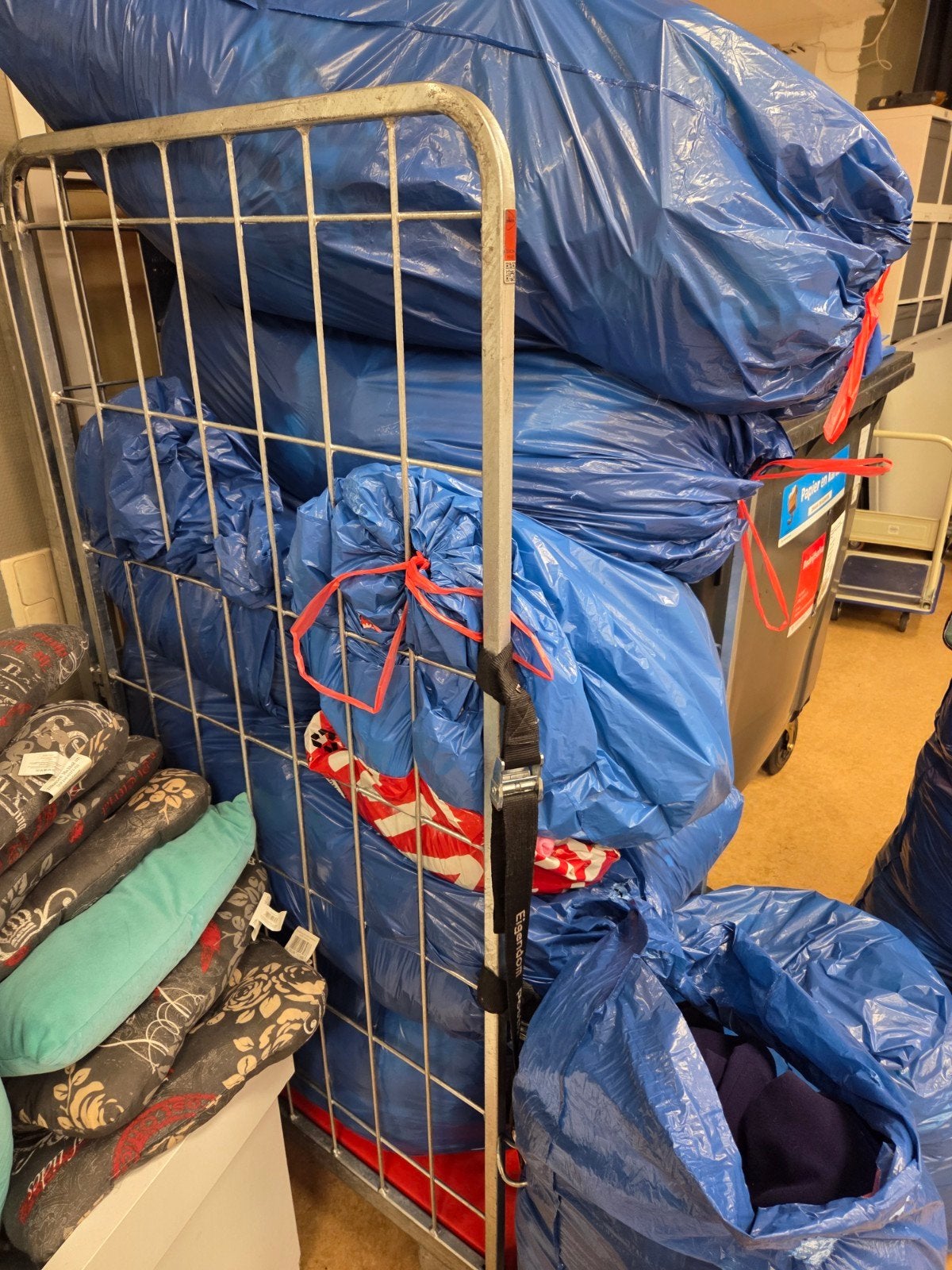 Grote partij tweedehands kleding in zakken en op kar, Diverse, Ophalen, Gedragen