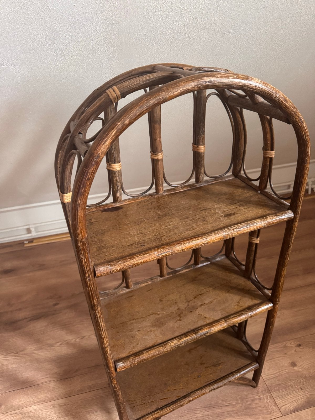 Vintage rotan kastje met 3 houten legplanken, Ophalen, Gebruikt